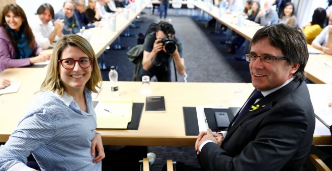 La portavoz de JxCat, Elsa Artadi, y el expresident catalán , Carles Puigdemont, en la reunión con los diputados de su grupo parlamentario en Berlín. REUTERS/Axel Schmidt