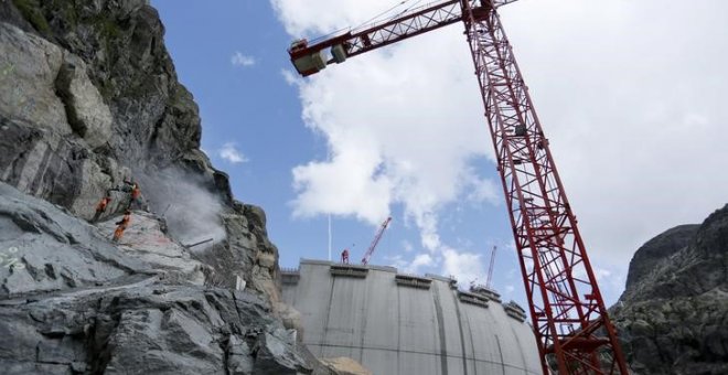 Trabajos de construcción en la presa Vieux Emosson durante una visita a la planta hidráulica de Nant de Drance cerca de la frontera de Suiza y Francia. REUTERS/Pierre Albouy