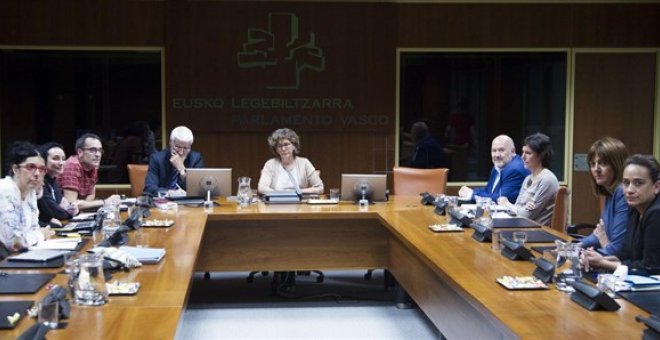 Primera reunión de la Ponencia de Memoria y Convivencia, en el Parlamento vasco, en mayo de 2017. E.P.