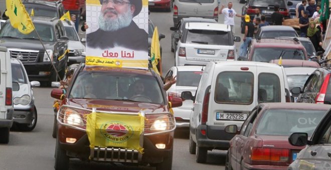 Un automóvil con la foto del líder de Hezbolá en el sur de Líbano - Reuters