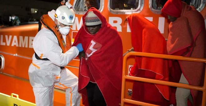 Una llegada al puerto de Motril de varias personas rescatadas por Salvamento Marítimo.- EFE/Miguel Paquet