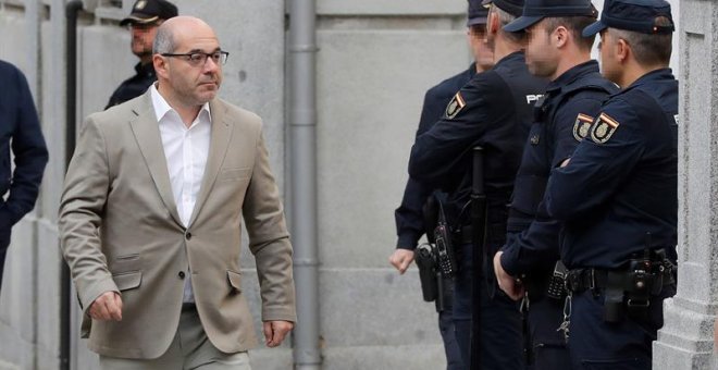 Lluis Guinó, exmiembro de la Mesa del Parlament, a su llegada al Tribunal Supremo donde el juez Pablo Llarena le ha citado para comunicarle su auto de procesamiento por delitos de prevaricación, malversación y desobediencia. EFE/Chema Moya