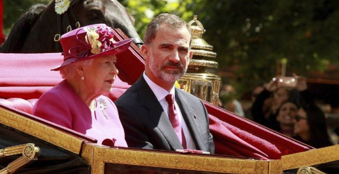 La reina Isabel II de Inglaterra y el rey Felipe VI de España, en Londres. S. DEMPSEY (EFE)