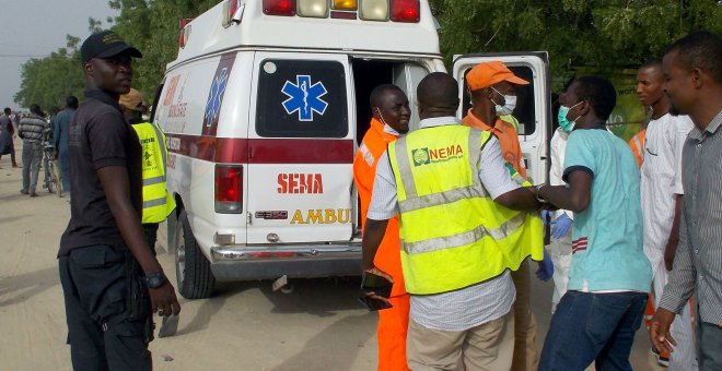 Los trabajadores de rescate en el sitio de un ataque de militantes de Boko Haram el viernes 27 de abril en la ciudad noreste de Maiduguri/Reuters