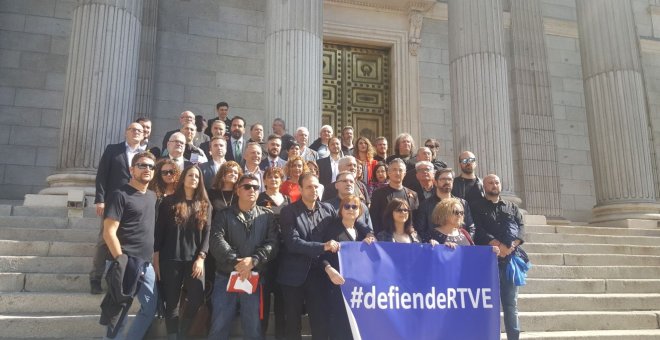 Los trabajadores de RTVE con diputados de todos los grupos parlamentarios, menos del PP, en la escalinata de la puerta de los leones del Congreso de los Diputados. TWITTER