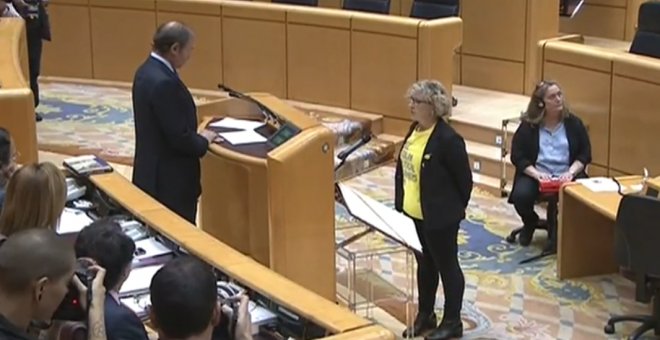 Mireia Cortès, portavoz de ERC en el Senado, jurando la Constitución. VÍDEO EFE