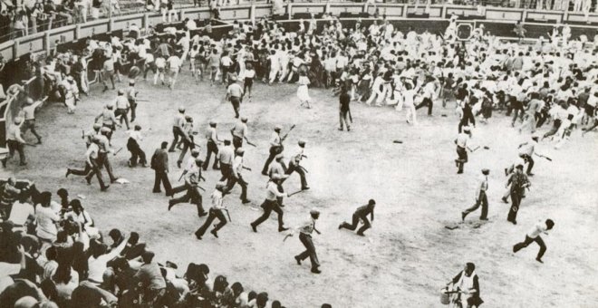 Carga de la Policía en el ruedo de la Plaza de Toros de Pamplona el 8 de julio de 1978, tras la que fue asesinado el militante trotskista Germán Rodríguez. / Captura de YouTube (Sare Antifaxista Euskal Herriko Antifaxista Taldea)