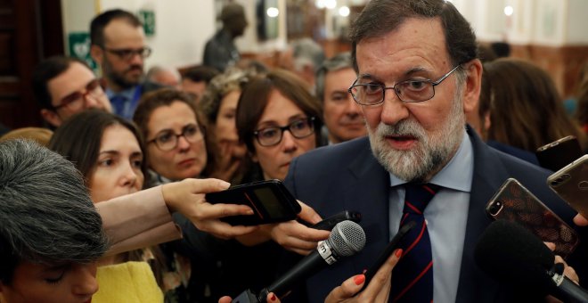 El presidente del Ejecutivo, Mariano Rajoy, conversa con los periodistas tras su intervención en la sesión de control al Gobierno en el Congreso de los Diputados. EFE/Chema Moya