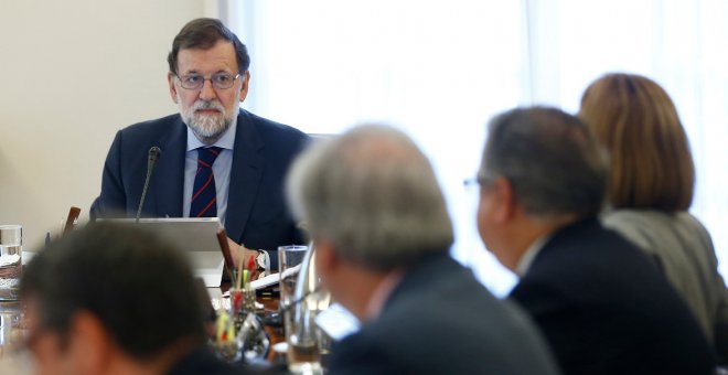 Reunió extraordinària del Consell de Ministres d'aquest dimecres en què s'ha aprovat recórrer davant el TC la reforma de la llei catalana de Presidència. Pool Moncloa / Diego Crespo.