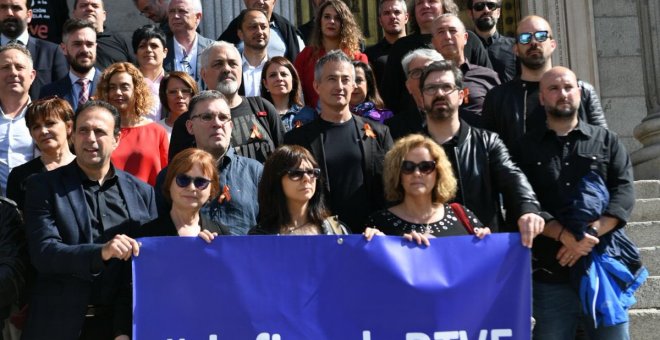 Trabajadores de RTVE con todos los grupos parlamentarios, menos el PP, en las puertas del Congreso. TWITTER/@VeraNoelia