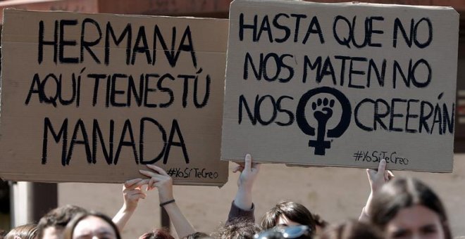 Varios miles de estudiantes se han manifestado en València "contra la justicia machista y vergonzosa sentencia de la Manada" convocada por el Sindicato de Estudiantes. EFE/ Juan Carlos Cárdenas