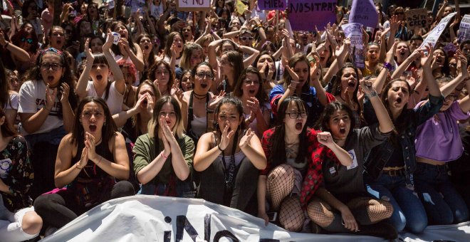 Cientos de estudiantes se manifiestan contra la sentencia a 'La Manada' frente al Ministerio de Justicia, en Madrid, en una jornada de huelga convocada por el Sindicato de Estudiantes.- JAIRO VARGAS