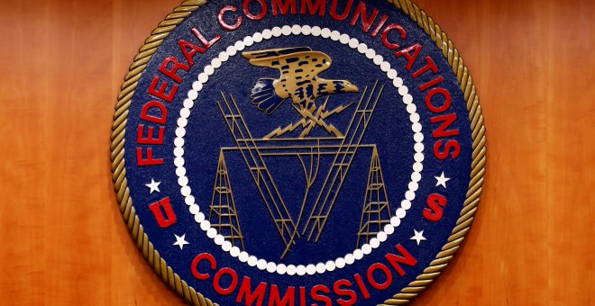 El logo de la FCC, en una imagen tomada justo antes de la audiencia en Washington sobre neutralidad de la red. REUTERS