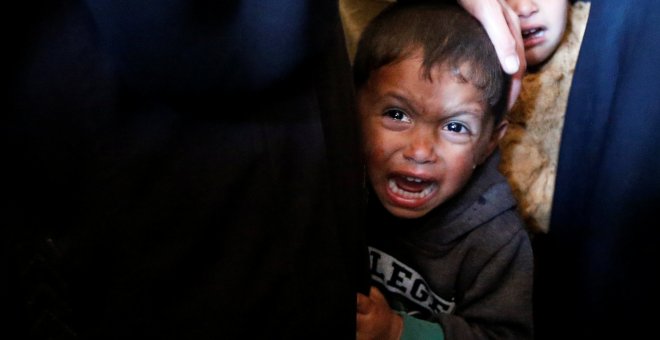 Un niño palestino llora durante el funeral del joven palestino Tahreer Wahba, de 17 años, fallecido tras resultar herido en las protestas contra Isreal en la frontera entre Israel y Gaza, en Khan Younis, al el sur de la Franja de Gaza.- REUTERS