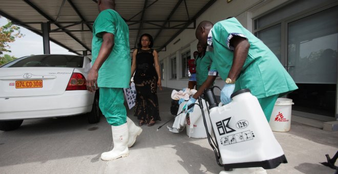 Un trabajador de sanidad rocía a un compañero con desinfectante durante una sesión de capacitación para tratar el virus del ébola en el Congo. REUTERS/Media Coulibaly/Archivo  Foto del 21 de octubre de 2014