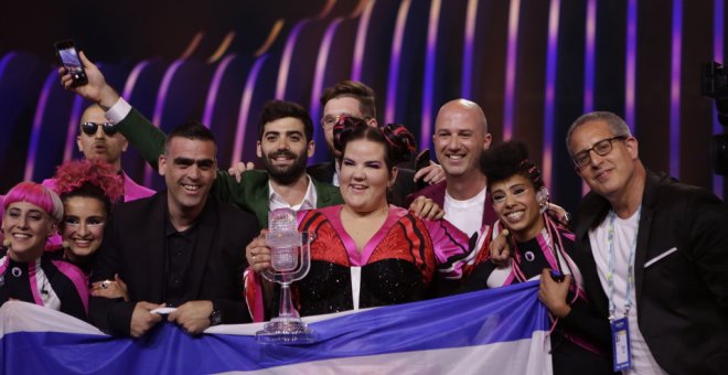 La extravagante Netta celebra ser la ganadora de Eurovisión 2018.