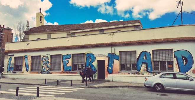 La palabra 'Libertad' pintada en un graffiti en la fachada de la Iglesia San Carlos Borreomeo del barrio de Vallecas, Madrid. / @entreborromeos
