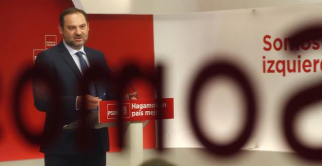 El secretario de Organización del PSOE, José Luis Ábalos, durante la rueda de prensa que ha ofrecido en la sede de Ferraz para analizar la actualidad política. (JAVIER LIZÓN | EFE)