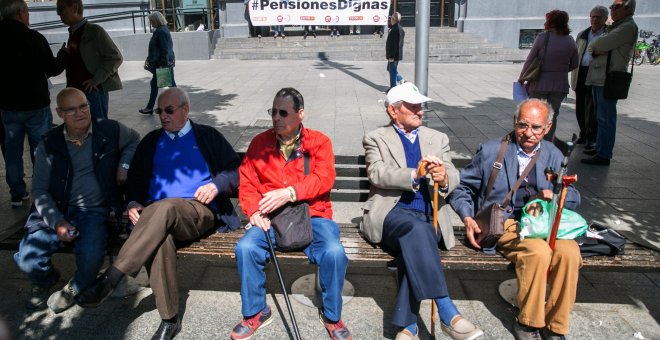 Los sindicatos UGT y CCOO han vuelto a salir a la calle a reclamar unas pensiones "dignas". EFE/ Javier Cebollada