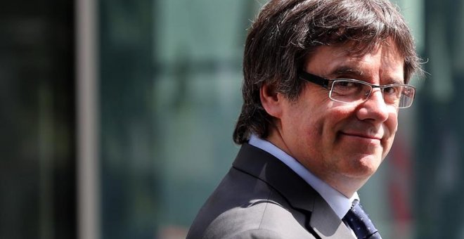 17/05/2018.- El expresidente de la Generalitat catalana Carles Puigdemont sonríe tras hacer una declaración a la prensa después de la reunión mantenida con seis eurodiputados de la Plataforma EU-Catalonia Dialogue en Berlín (Alemania) hoy, 17 de mayo de 2