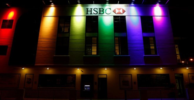 El mundo entero ha celebrado el Día Mundial contra la homofobia, la transfobia y la bifobia: hasta algunos bancos se han sumado, como esta sede del HSBC en Malta. (REUTERS)