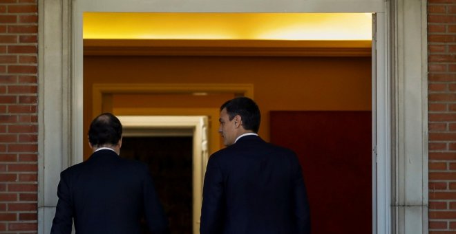 El presidente del Gobierno, Mariano Rajoy, y el líder del PSOE, Pedro Sánchez, a su llegada a la reunión que mantuvieron en el Palacio de la Moncloa. EFE/ Emilio Naranjo