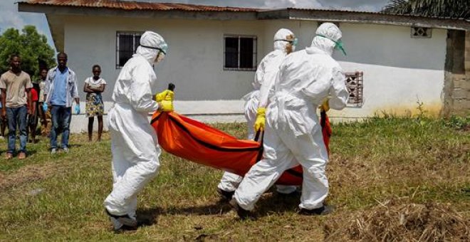 Trabajadores de la Cruz Roja se llevan un cuerpo sospechoso de estar infectado por el ébola en Banjor, Liberia - EFE