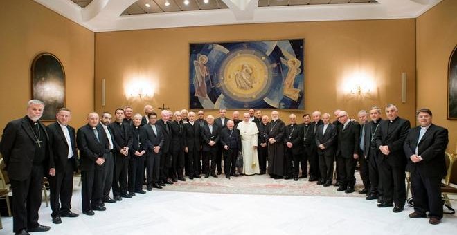 El papa Francisco posa junto a los obispos chilenos en el Vaticano. REUTERS/OSSERVATORE ROMANO