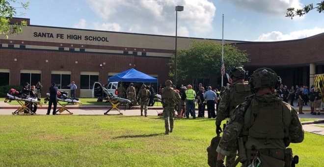 Varios miembros de las fuerzas de seguridad se aproximan al instituto de Santa Fe, en Texas. (REUTERS)