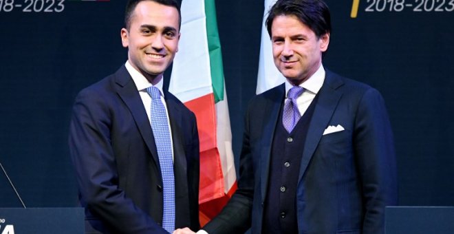 El líder del Movimiento 5 Estrellas de Italia Luigi Di Maio estrecha la mano con el jurista Giuseppe Conte, candidato a primer ministro italiano. / AFP