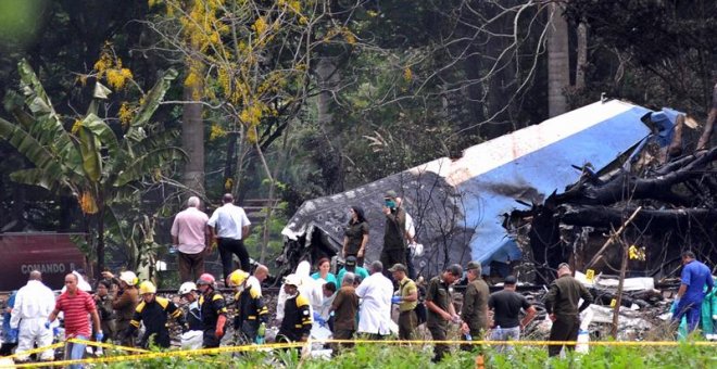 Policías y militares trabajan entre los restos del avión Boeing-737/EFE