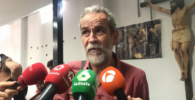 Willy Toledo responde a las preguntas de la presna tras su comparecencia. J.G.