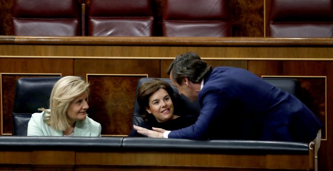 La vicepresidenta del Gobierno, Soraya Sáenz de Santamaría, la ministra de Empleo, Fátima Báñez y el portavoz del PP en el Congreso, Rafael Hernando, momentos antes del debate de los Presupuestos Generales del Estado para 2018, en el Congreso de los Diput