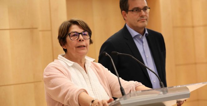 La delegada de Medio Ambiente y Movilidad, Inés Sabanés, y el concejal del PSOE, Chema Dávila, durante su comparecencia ante la prensa tras el encuentro mantenido hoy 22/05/2018. AYUNTAMIENTO DE MADRID