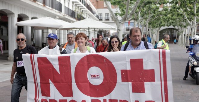 Una de las columnas de las marchas contra la precariedad que este sábado confluirán en Madrid para manifestarse el domingo junto a los pensionistas.- NO + PRECARIEDAD