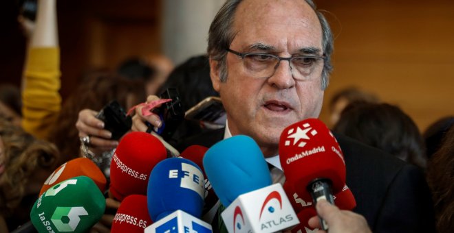 El portavoz del PSOE-M en la Asamblea de Madrid, Ángel Gabilondo, en declaraciones a los medios durante el pleno de investidura del candidato del PP, Ángel Garrido. EFE/ Emilio Naranjo