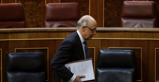 El ministro de Hacienda, Cristóbal Montoro, durante el Pleno del Congreso que ha debatido los Presupuestos Generales del Estado de 2018. EFE/Emilio Naranjo