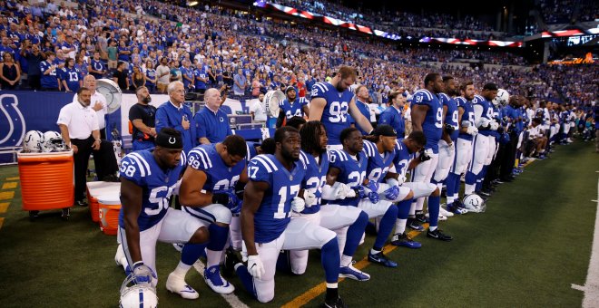 Los jugadores del Indianapolis Colts se arrodillan durante el himno antes de un partido frente a los Cleveland el pasado 24 de septiembre de 2017. Brian Spurlock/USA TODAY Sports