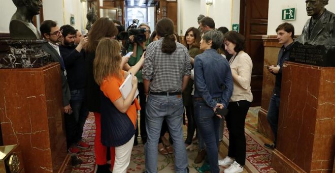 El líder de Podemos, Pablo Iglesias, atiende a los medios a su llegada al Pleno del Congreso este miércoles. /EFE