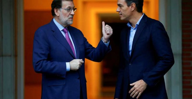 Mariano Rajoy y Pedro Sánchez en julio de 2017 durante un encuentro en La Moncloa. (JUAN MEDINA | EFE)