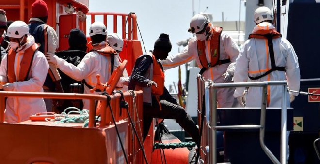 26/05/2018.- Salvamento Marítimo ha rescatado a 72 varones y a cuatro mujeres de dos pateras que han sido localizadas esta mañana en el mar de Alborán y han sido trasladados al puerto de Almería. EFE/Carlos Barba