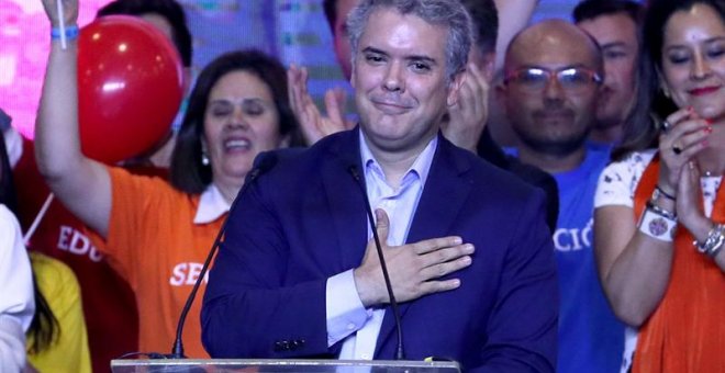 27/05/2018.- El candidato del partido uribista Centro Democrático, Iván Duque, saluda a sus seguidores tras ganar la primera vuelta de las elecciones presidenciales hoy, domingo 27 de mayo de 2018, en Bogotá (Colombia). El candidato uribista, Iván Duque,