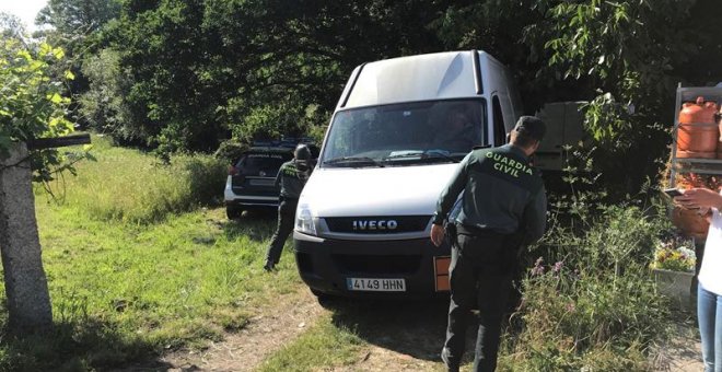 27/05/2018.- Miembros de la guardia civil inspeccionan la zona en la localidad pontevedresa de Tui donde han hallado otro almacén clandestino con material explosivo. EFE / Sxenick.