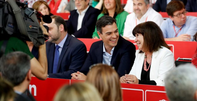 El secretario general del PSOE, Pedro Sánchez (c), y la presidenta del PSOE, Cristina Narbona (d), en la reunión del Comité Federal del PSOE, en la sede de Ferraz. EFE/Chema Moya