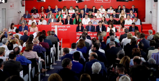 El secretario general del PSOE, Pedro Sánchez (4d), la presidenta, Cristina Narbona (3d), y el secretario de Organización del PSOE, José Luis Ábalos (5i), entre otros, en la reunión del Comité Federal del PSOE. EFE/Chema Moya