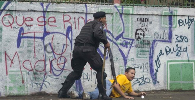 28/05/2018.- Un policía detiene a un manifestante hoy, lunes 28 de mayo de 2018, en Managua (Nicaragua). Hoy se cumplen 41 días en Nicaragua de una crisis que ha dejado al menos 76 muertos, según la Comisión Interamericana de Derechos Humanos (CIDH). EFE/