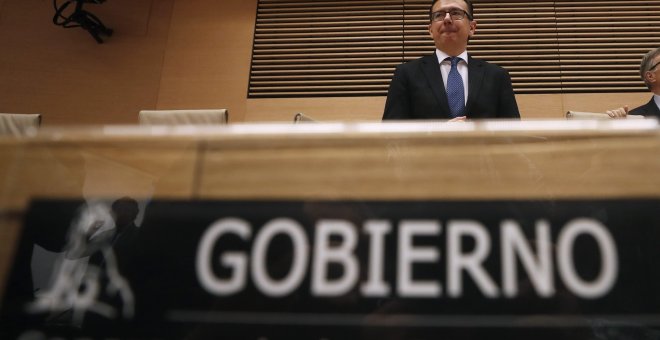 El ministro de Economía, Román Escolano, antes de su comparecencia en la Comisión de Economía del Congreso para anunciar el nombre del candidato del Gobierno a gobernador del Banco de España. EFE/Javier Lizón