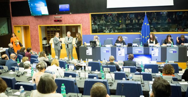 Raphaël Halet recibiendo el Premio Daphne Caruana Galizia para Periodistas en la Eurocámara. IZQUIERDA UNITARIA EUROPEA