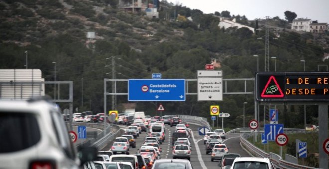 Vista de las retenciones en la C-32 al la altura de Sitges (Barcelona). EFE/Jaume Sellart/Archivo