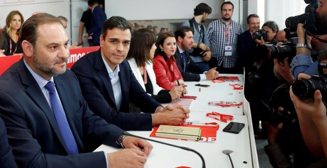 El secretario general del PSOE, Pedro Sánchez (2i), y el secretario de Organización, José Luis Ábalos (i), en la reunión del Comité Federal del PSOE. / EFE